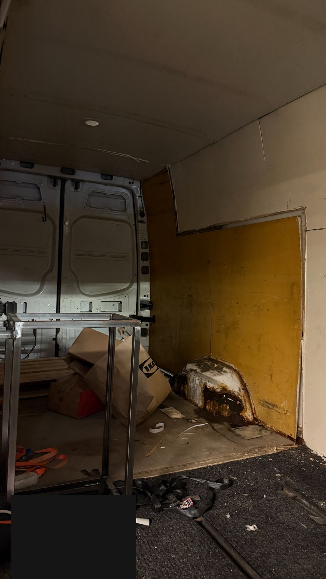 BUSSEN NU — Rost och befintlig inredning. Verkligt utgångsläge före ombyggnaden, oktober 2026.