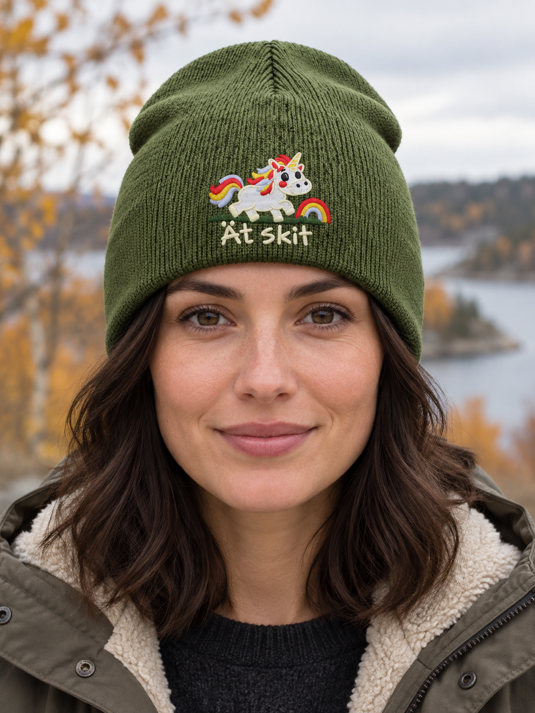 Ät skit – Hatitude Beanie Oliv på modell