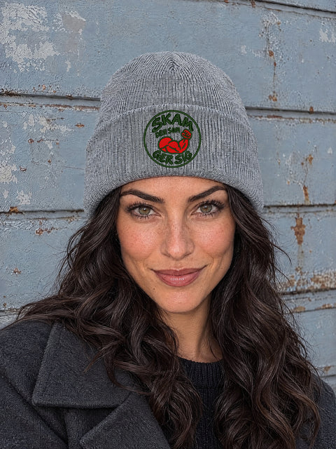 SKAM PERSON HCB-HGR-SKAM | Skam den som ger sig – Heather Grey Hatitude Cuffed Beanie | 5.92x5.92cm