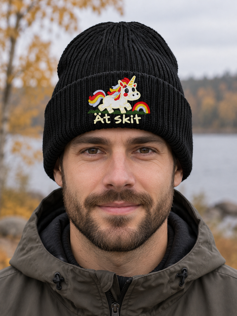 Ät skit – Hatitude Oversized Cuffed Beanie Svart på modell