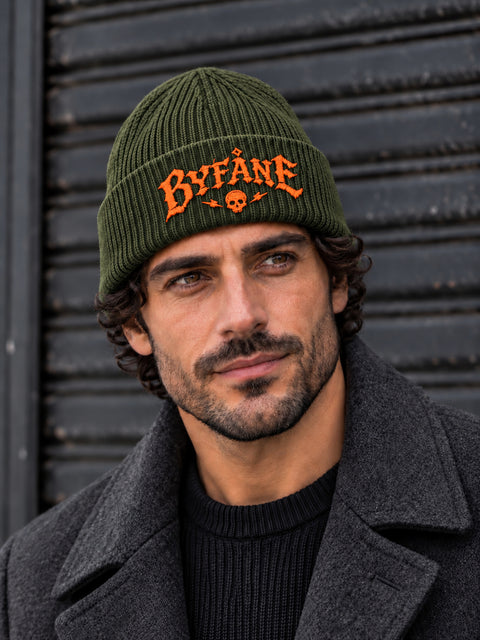 Byfåne – Hatitude Oversized Cuffed Beanie Olivgrön, på modell