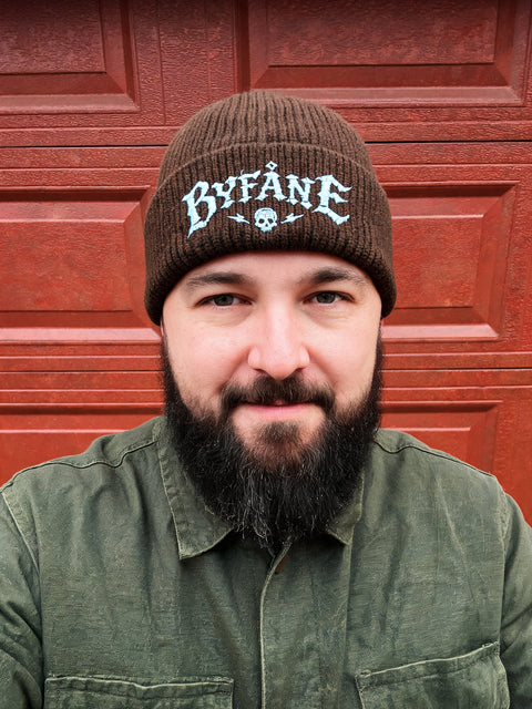 Byfåne – Hatitude Oversized Cuffed Beanie Valnöt, på modell