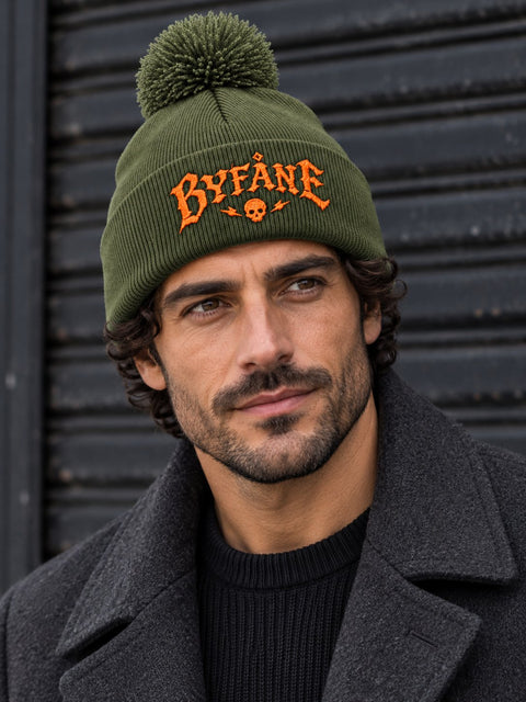 Byfåne – Mossgrön Pom Pom Beanie, personbild