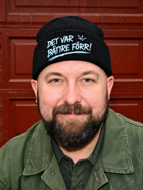 Det var bättre förr! – Hatitude Oversized Cuffed Beanie Svart, på modell