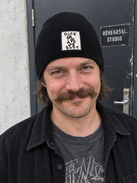 Dick Butt – svart Hatitude Beanie utan uppvik på person