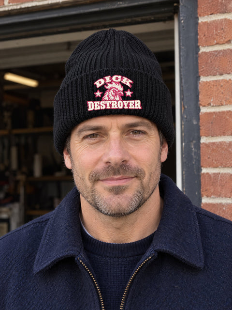 Dick Destroyer – Hatitude Oversized Cuffed Beanie Svart, på person