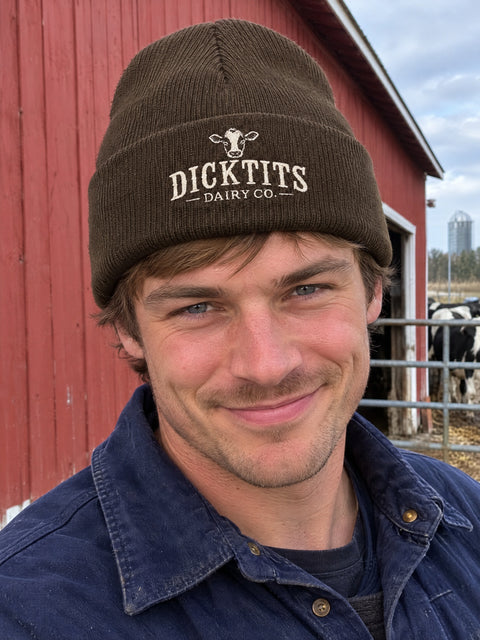 Dicktits Dairy Co. – brun Cuffed Beanie på vuxen person.