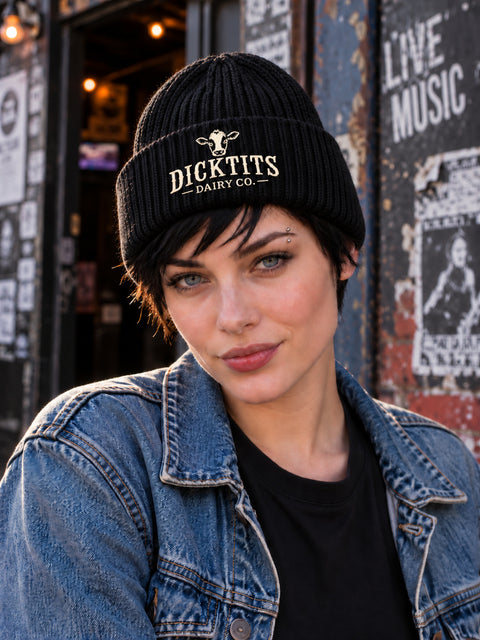 Dicktits Dairy Co. – Hatitude Oversized Cuffed Beanie Svart, på modell