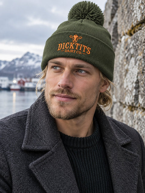 Dicktits Dairy Co. – Mossgrön Pom Pom Beanie, personbild