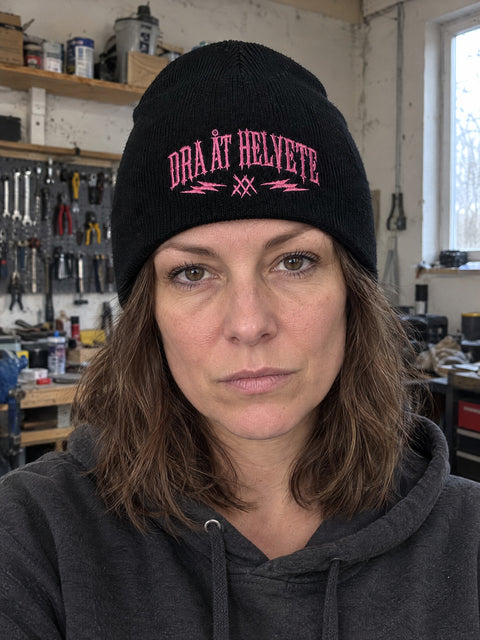 Dra åt helvete – svart Hatitude Beanie utan uppvik på person