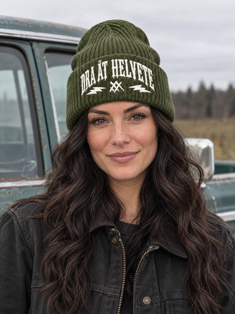 Dra åt helvete – Hatitude Oversized Cuffed Beanie Olivgrön, på modell