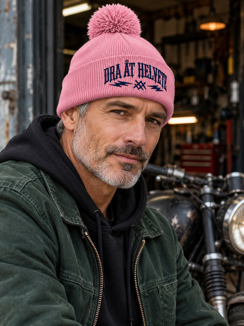 Dra åt helvete – Rosa Pom Pom Beanie, personbild