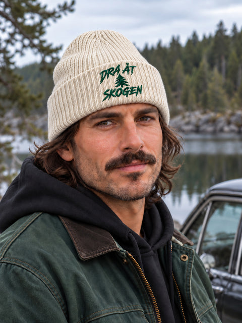 Dra åt skogen – Hatitude Oversized Cuffed Beanie Havre, på modell