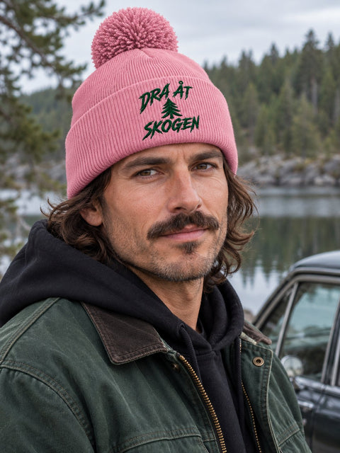 Dra åt skogen – Rosa Pom Pom Beanie, personbild