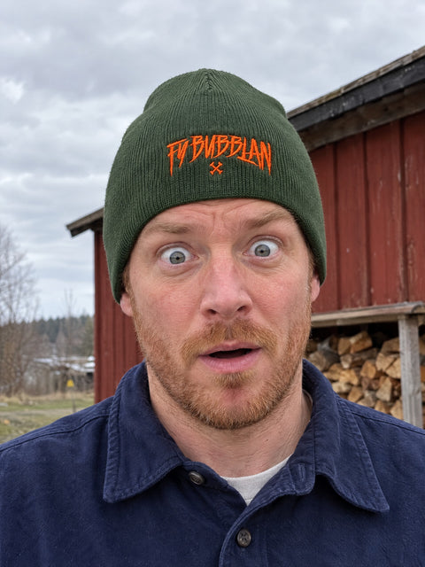 Fy bubblan – olivgrön Hatitude Beanie utan uppvik på person
