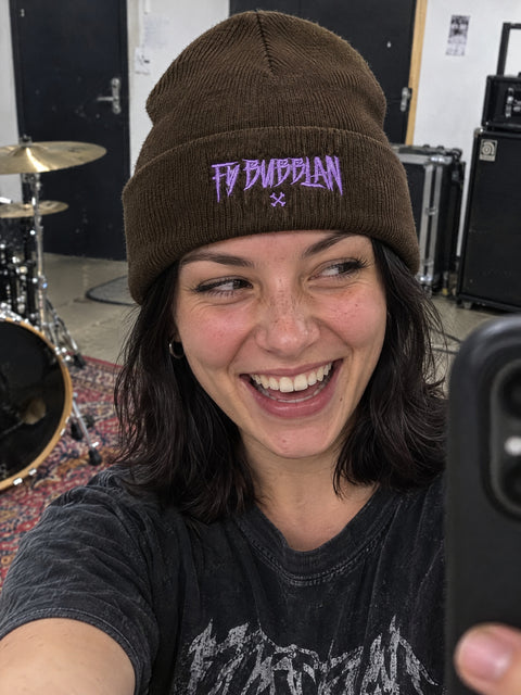 Fy bubblan – brun Cuffed Beanie på person.