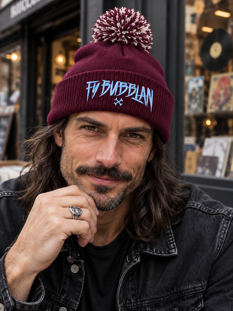 Fy bubblan – Vinröd Pom Pom Beanie, personbild