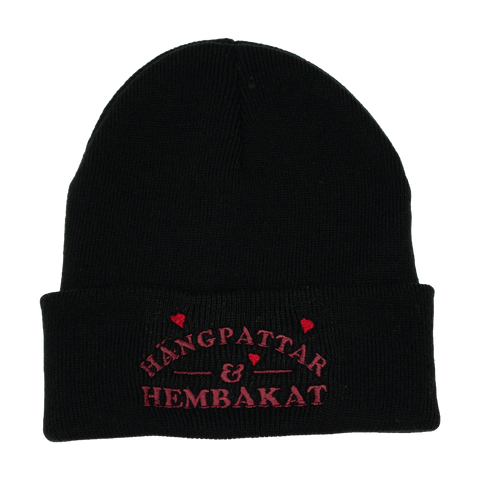 Hängpattar & Hembakat mössa i svart med vinröd och röd brodyr