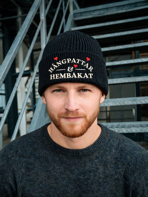 Hängpattar & Hembakat – Hatitude Oversized Cuffed Beanie Svart, på modell
