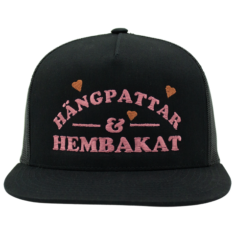 Hängpattar & Hembakat – svart Yupoong 6006 framifrån