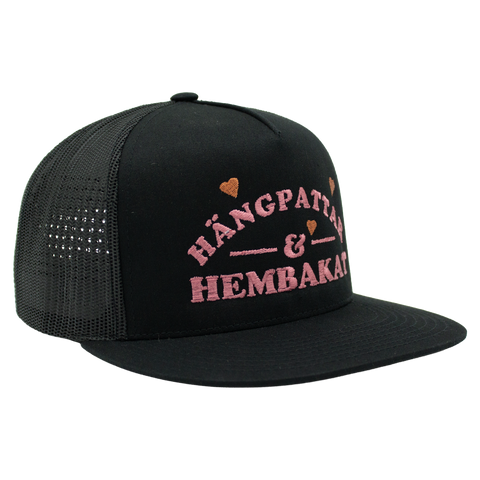 Hängpattar & Hembakat – svart Yupoong 6006 från höger