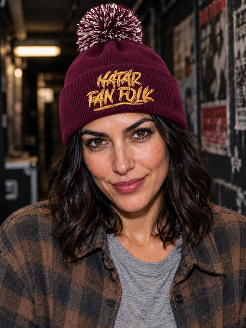 Hatar fan folk – Vinröd Pom Pom Beanie, personbild