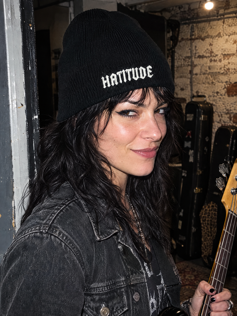 Svart Hatitude Beanie utan uppvik med offwhite brodyr – på modell
