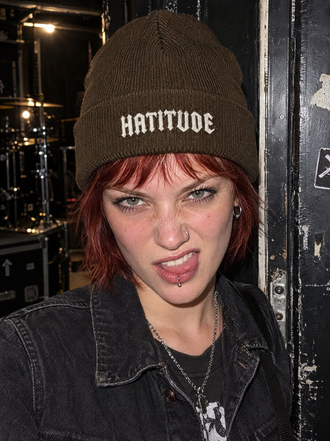 Hatitude – brun Cuffed Beanie på person.