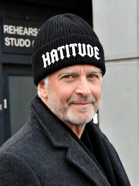 Hatitude – Hatitude Oversized Cuffed Beanie Svart, på person