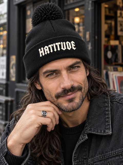Hatitude – Svart Pom Pom Beanie, personbild