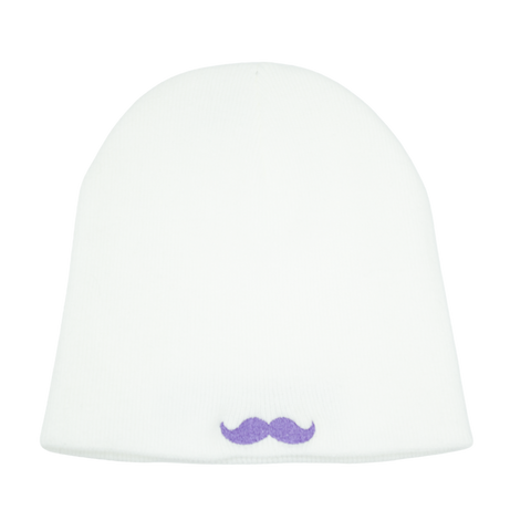 Vit Hatitude Beanie utan uppvik – lila mustaschbrodyr bak