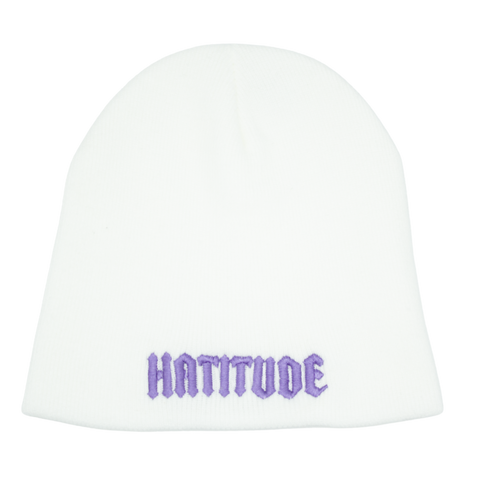 Vit Hatitude Beanie utan uppvik – lila HATITUDE-brodyr fram