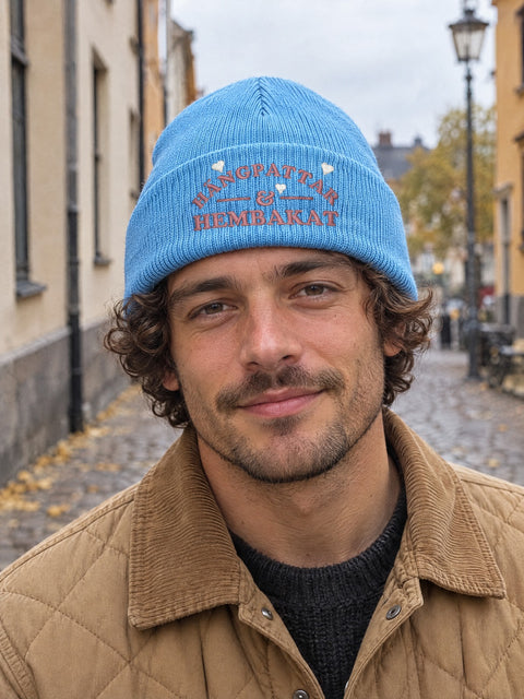 HOH PERSON 1050x537 – Hängpattar & Hembakat, Baby Blue, Hatitude Cuffed Beanie. Brodyr 10,5 cm bred.