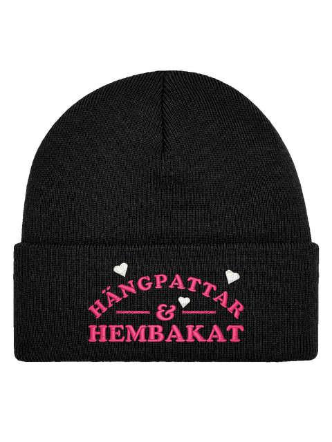 Hängpattar & Hembakat, svart Hatitude Cuffed Beanie. Transparent produktbild, brodyr 10,5 cm bred.