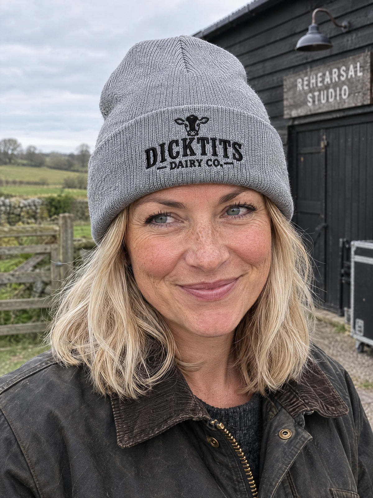 Dicktits Dairy Co. – Heather Grey HCB på vuxen modell, DDC PERSON 1052x600