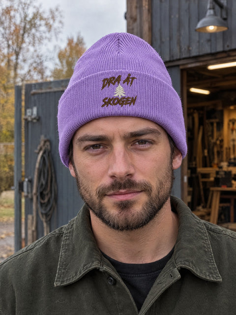 DAS PERSON 635x600 – Dra åt skogen, Lavendel, Hatitude Cuffed Beanie. Brodyr 6 cm hög.
