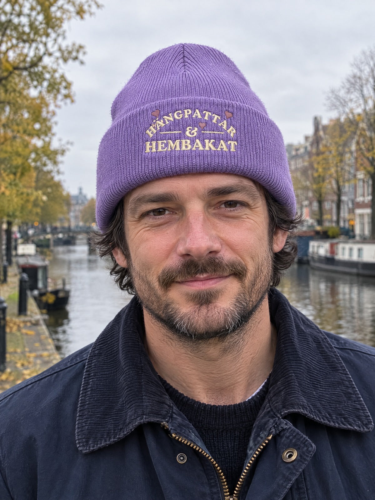 HOH PERSON 1050x537 – Hängpattar & Hembakat, Lavendel, Hatitude Cuffed Beanie. Brodyr 10,5 cm bred.