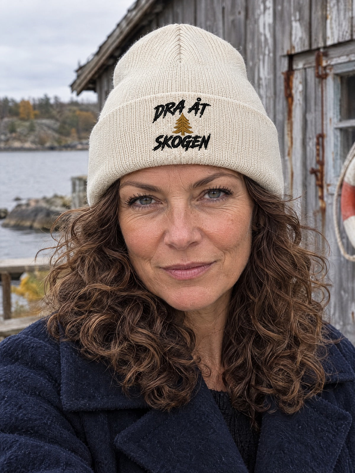 DAS PERSON 635x600 – Dra åt skogen, Offwhite, Hatitude Cuffed Beanie. Brodyr 6 cm hög.