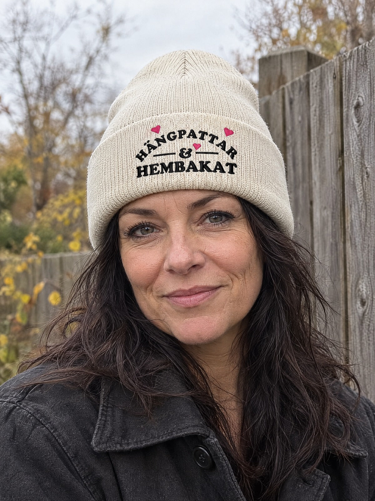 HOH PERSON 1050x537 – Hängpattar & Hembakat, Offwhite, Hatitude Cuffed Beanie. Brodyr 10,5 cm bred.