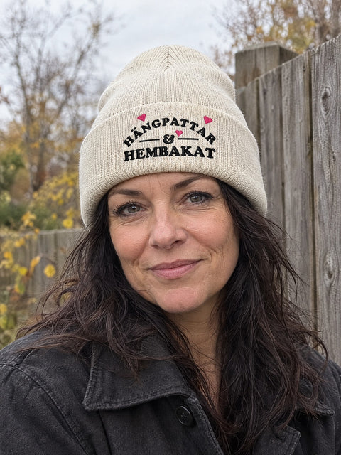 HOH PERSON 1050x537 – Hängpattar & Hembakat, Offwhite, Hatitude Cuffed Beanie. Brodyr 10,5 cm bred.