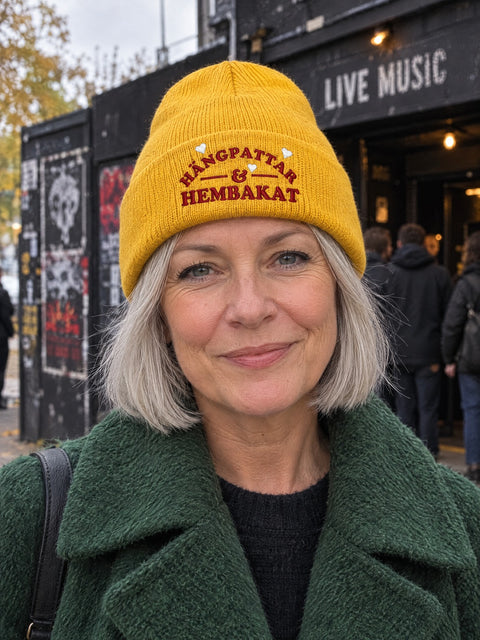 HOH PERSON 1050x537 – Hängpattar & Hembakat, Gul, Hatitude Cuffed Beanie. Brodyr 10,5 cm bred.