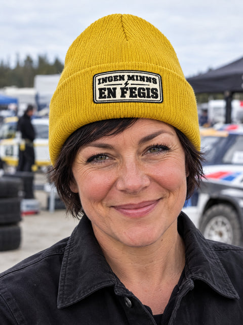 Ingen minns en fegis – Gul Cuffed Beanie på person