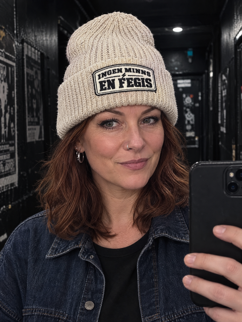 Ingen minns en fegis – havre oversized cuffed beanie på person