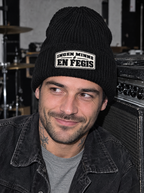 Ingen minns en fegis – svart oversized cuffed beanie på person