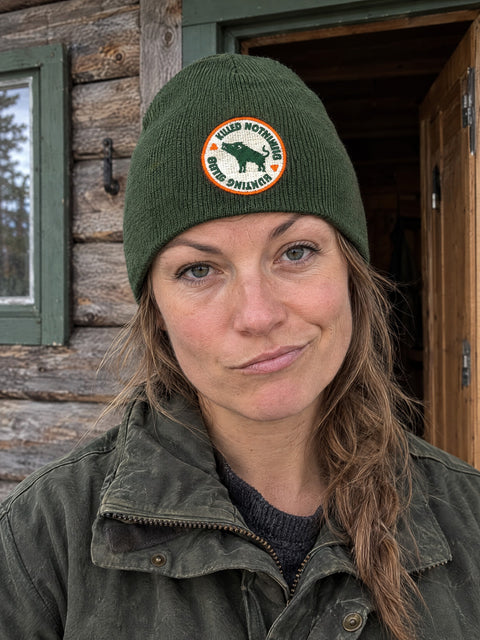Killed Nothing Hunting Club – olivgrön Hatitude Beanie utan uppvik på person