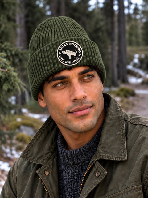 Killed Nothing Hunting Club – Hatitude Oversized Cuffed Beanie Olivgrön, på modell
