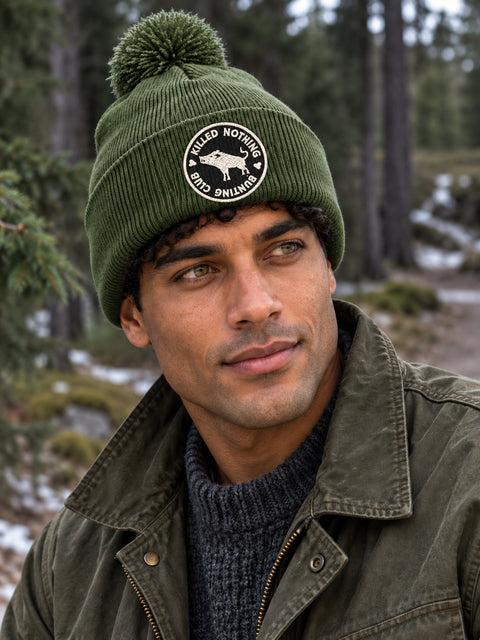 Killed Nothing Hunting Club – Mossgrön Pom Pom Beanie, personbild