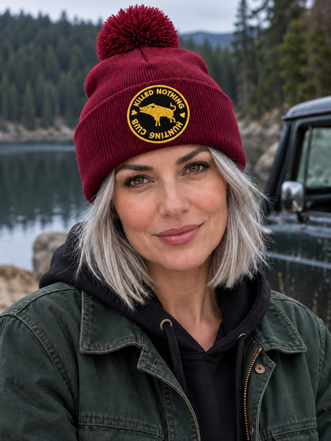 Killed Nothing Hunting Club – Vinröd Pom Pom Beanie, personbild