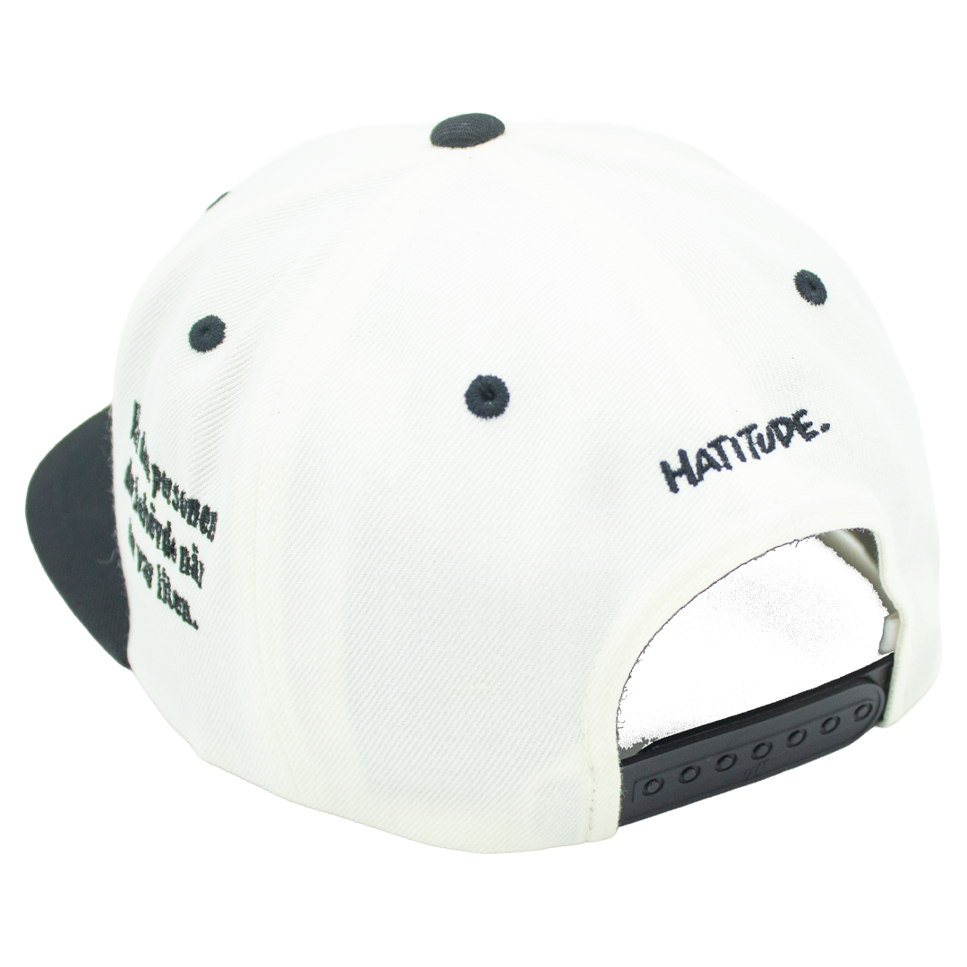 Hatitude brodyr ovanför snapback-spänne på natural keps