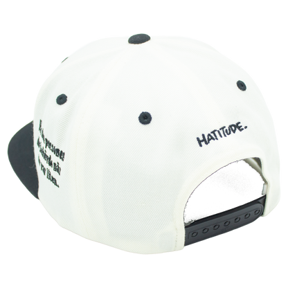 Hatitude brodyr ovanför snapback-spänne på natural keps